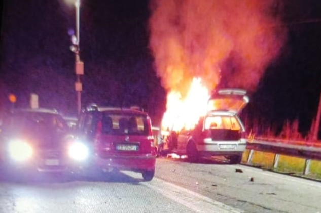Bloccato nell’auto dopo lo schianto: Carabinieri lo salvano dalle fiamme
