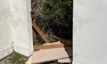 Distrutta a calci la porta del  "vecchio" cimitero di Castelrosso LE FOTO