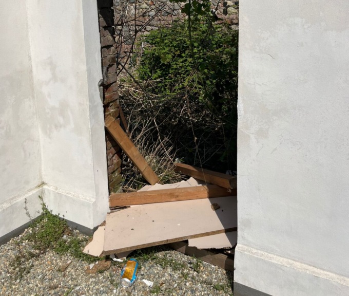 Distrutta a calci la porta del  “vecchio” cimitero di Castelrosso LE FOTO