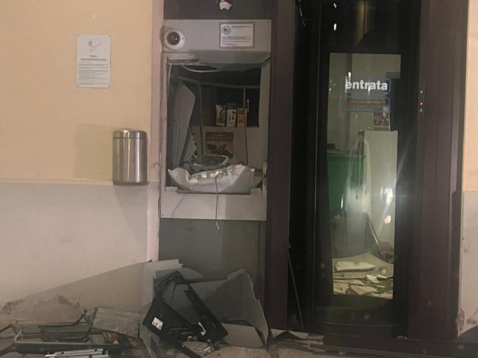 Ladri fanno saltare il bancomat della Biverbanca