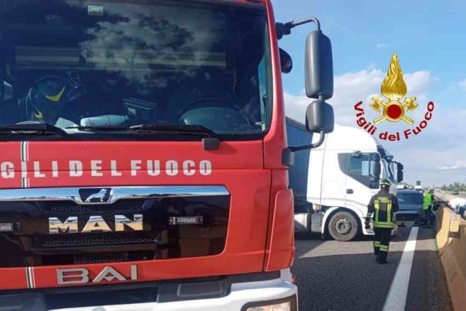 Scontro tra un’auto e un camion in autostrada
