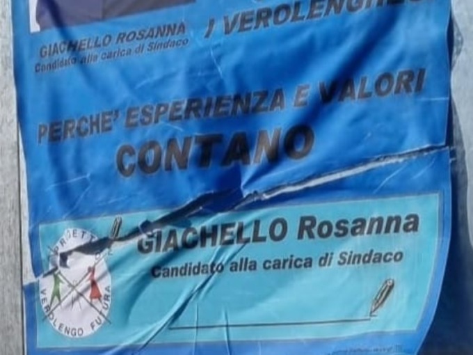 Manifesti elettorali tagliati e strappati