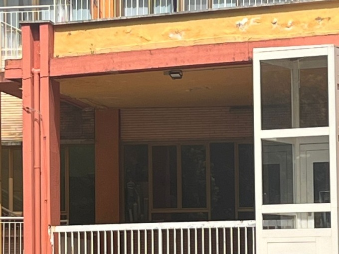 Piove intonaco dall’ingresso della scuola primaria