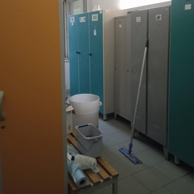 Spogliatoio delle infermiere senza bagni e docce