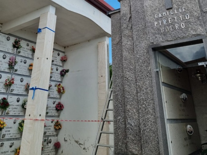Lastre pericolanti, la situazione diventa un duello