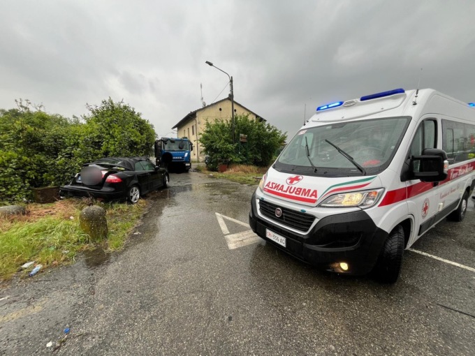 Scontro camion contro auto a Chivasso: un uomo in ospedale