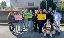 Protesta degli studenti dell'Ubertini fuori dai cancelli