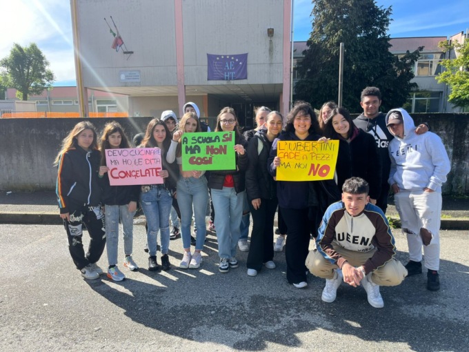 Protesta degli studenti dell’Ubertini fuori dai cancelli