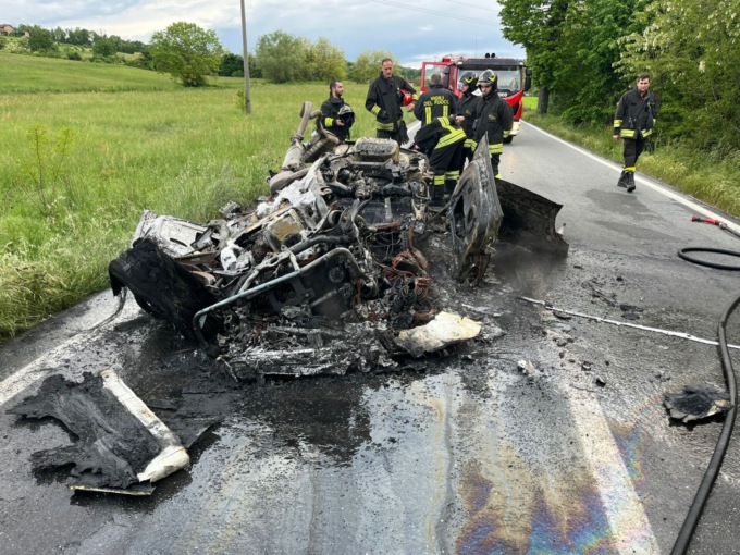 Fa un incidente, l’auto prende fuoco e scappa LE FOTO