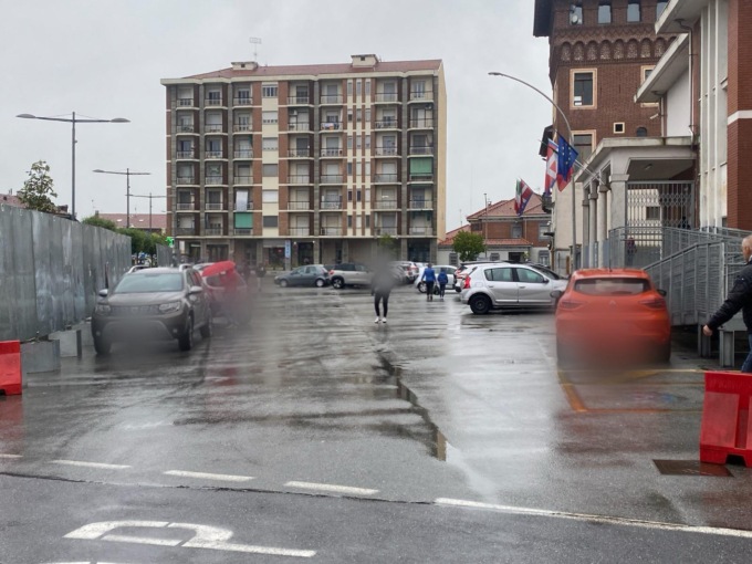 Caos davanti a scuola ma piazza Primo Maggio è vuota