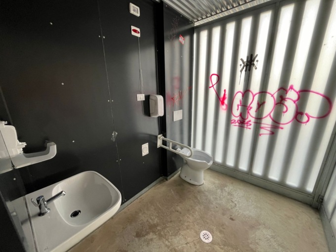 I vandali distruggono i bagni del parco giochi