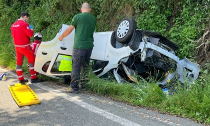 Auto si ribalta in curva e precipita