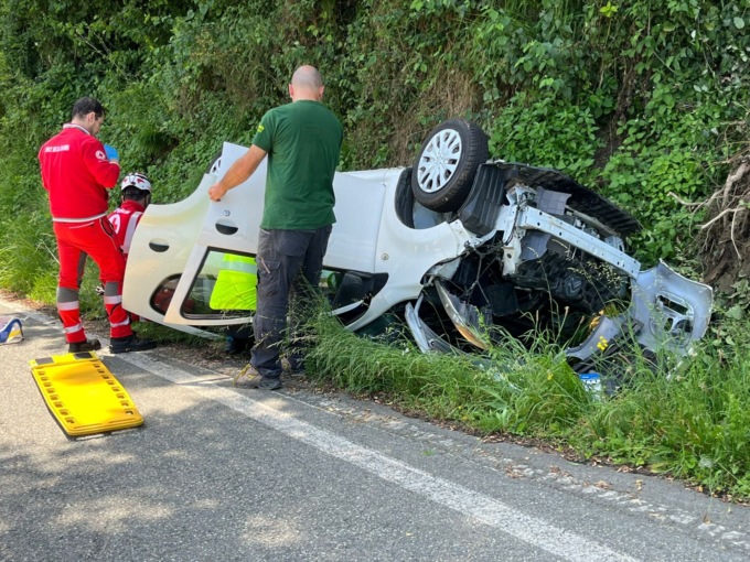 Auto si ribalta in curva e precipita