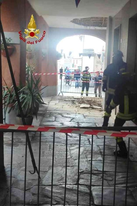 Piovono calcinacci, rischiata la strage
