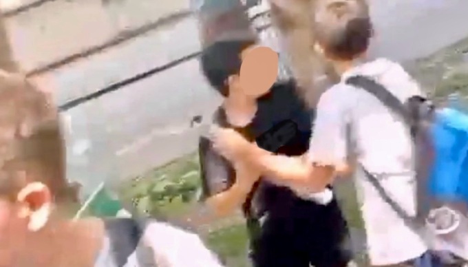 Studente colpito alla testa da un tubo sparacoriandoli