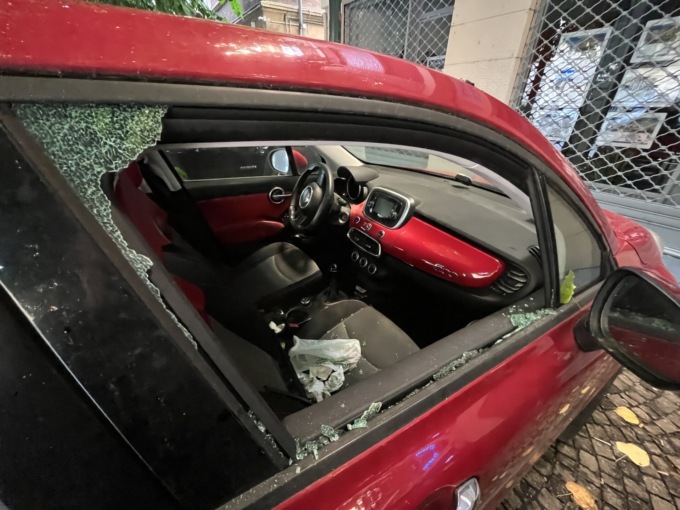 Danneggia sette auto: arrestato