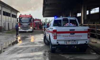 In fiamme un capannone pieno di rotoballe LE FOTO