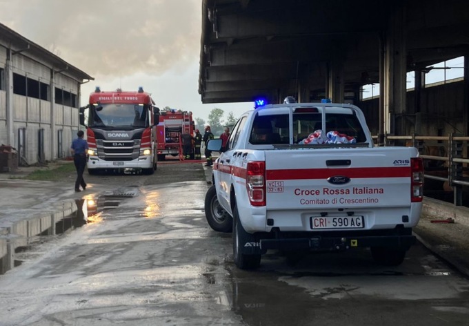 In fiamme un capannone pieno di rotoballe LE FOTO