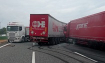 Schianto tra tre Tir sull'A4: autostrada bloccata LE FOTO