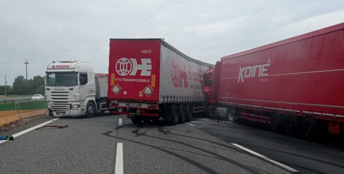 Schianto tra tre Tir sull’A4: autostrada bloccata LE FOTO
