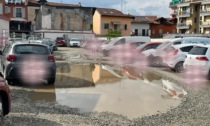 Piazza del Popolo e Newton tra pozzanghere e... crateri