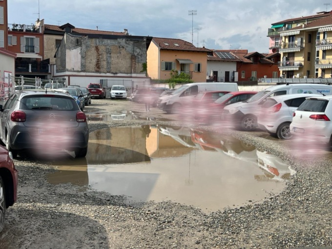 Piazza del Popolo e Newton tra pozzanghere e… crateri