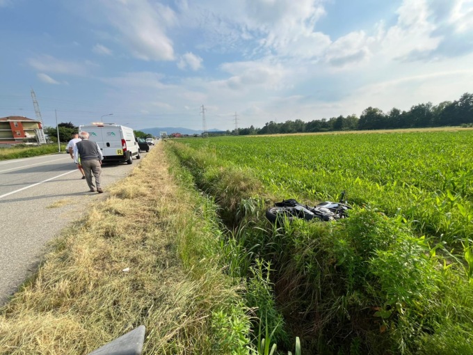 Auto contro moto, grave un uomo