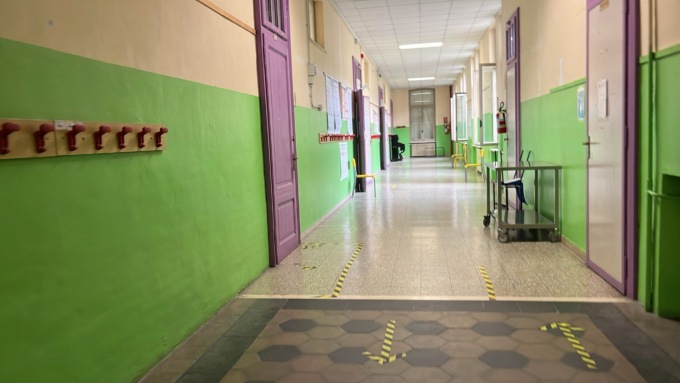Elezioni 2024, cercare di votare con una tessera fac-simile