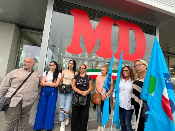 Bagno vietato alle cassiere, il presidio al supermercato Md di Brandizzo LE VIDEO INTERVISTE
