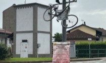 Bici appesa al palo della luce: atto vandalico?