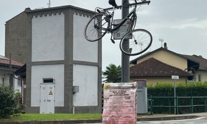 Bici appesa al palo della luce: atto vandalico?