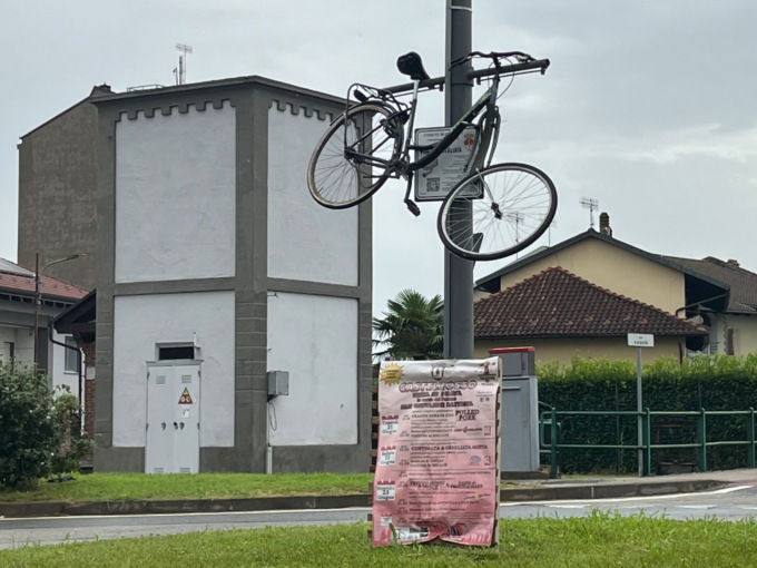 Bici appesa al palo della luce: atto vandalico?