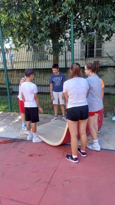 Campo da basket vandalizzato, sistemato dai ragazzi e riaperto