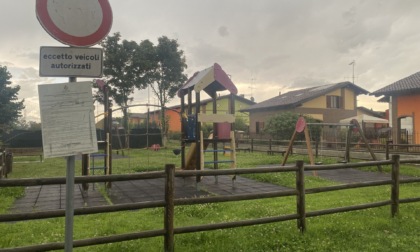 «Convenzione scaduta, non taglieremo più l’erba del parco giochi»