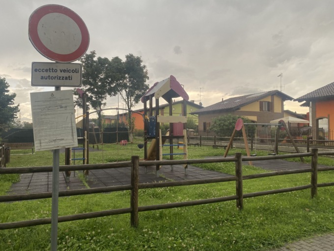 «Convenzione scaduta, non taglieremo più l’erba del parco giochi»