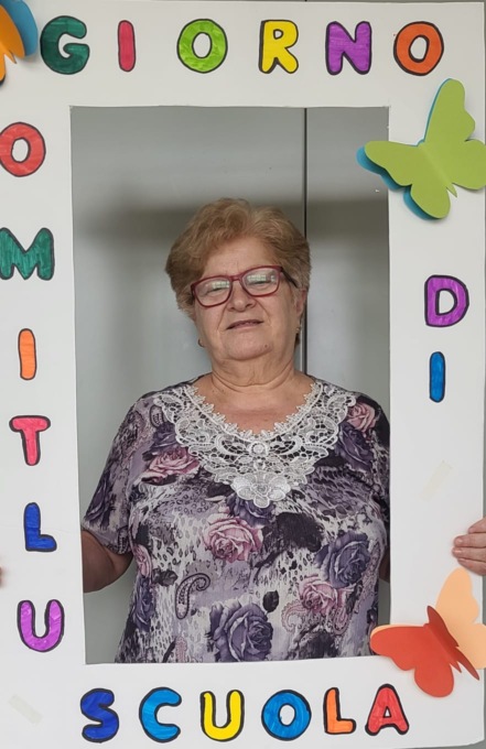 In pensione la storica collaboratrice scolastica Teresa Anna Colonna
