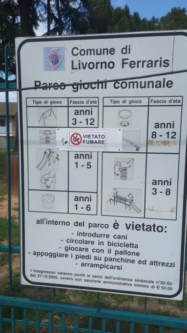 Fumano al parco giochi? «Saranno sanzionati dai vigili»