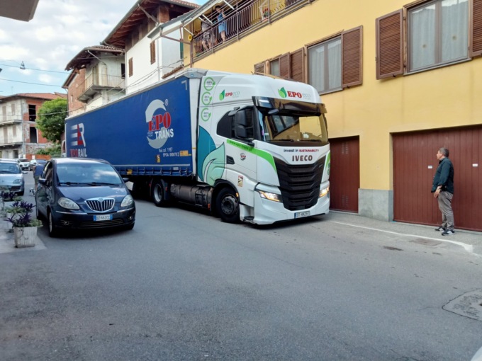 Tir resta incastrato in via Vittorio Emanuele II