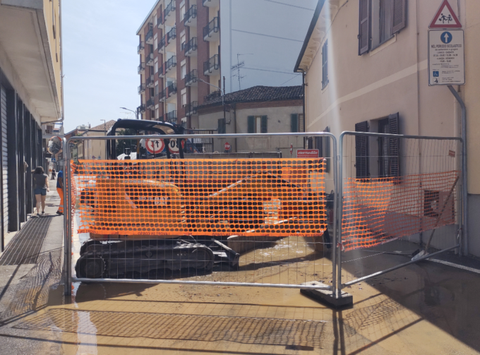 Rotta condotta dell’acquedotto, parte della città senz’acqua