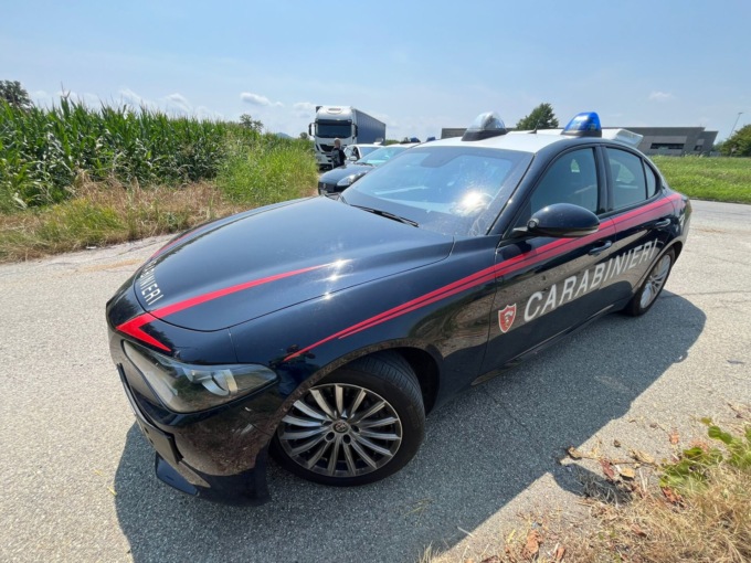 Camionista taglia la strada a un pensionato e poi lo picchia