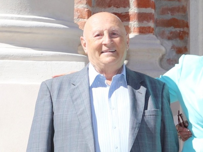 Pensionato muore mentre taglia l’erba