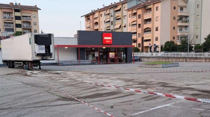 Serbatoio rotto, bilico perde 400 litri di gasolio