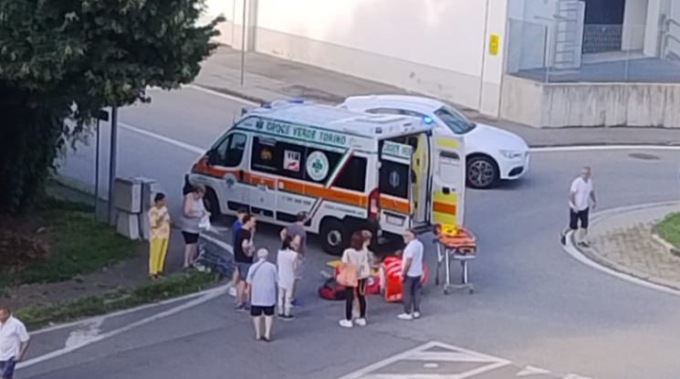 Auto investe ciclista e scappa