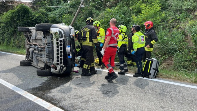 Perde il controllo dell’auto e si ribalta, gravissima una donna
