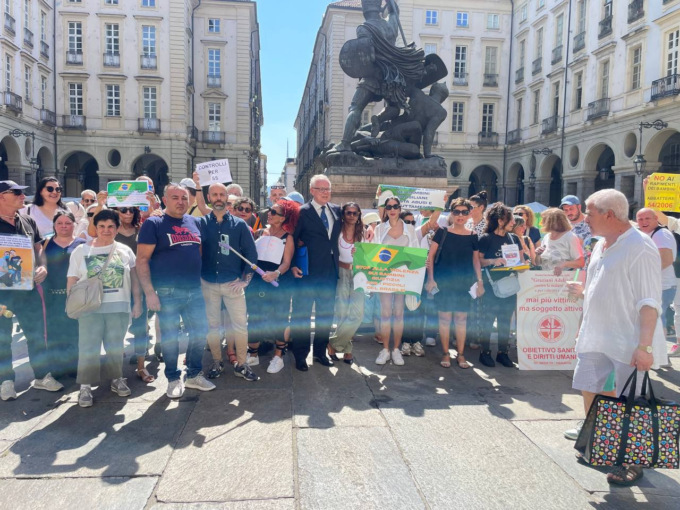 Bambini strappati e affidi facili, il presidio in centro