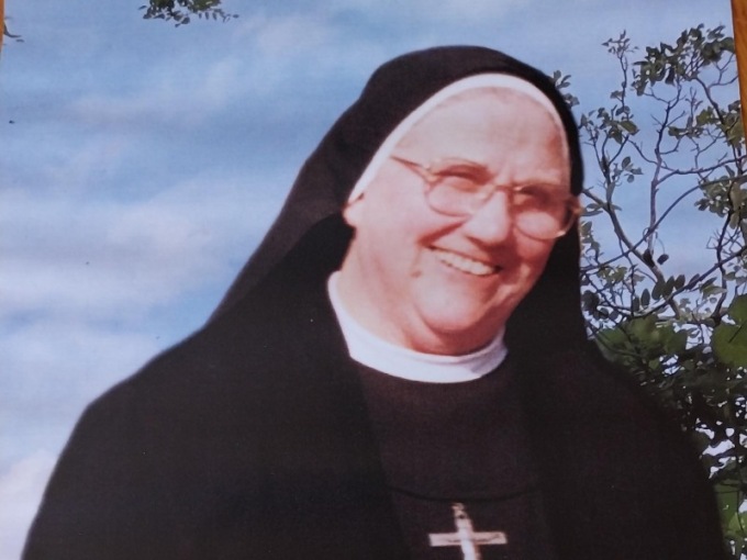 Una vita per i giovani, l’addio a Suor Marinella