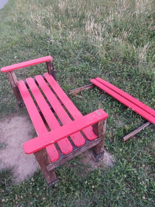 Vandalizzata la panchina rossa