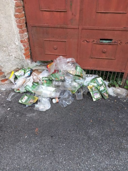 Troppi rifiuti gettati in ogni angolo del paese