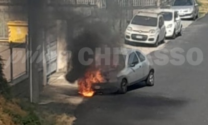 Auto a fuoco durante il viaggio FOTO e VIDEO