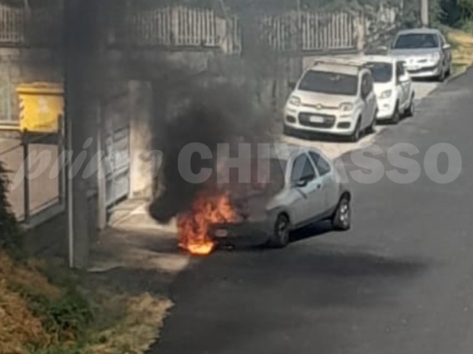 Auto a fuoco durante il viaggio FOTO e VIDEO